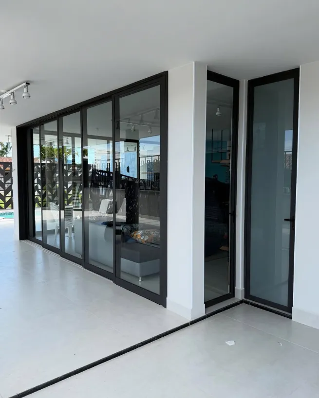 Portas de vidro em Paulínia - acabamento limpo em porta de vidro